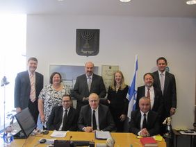 Gruppenbild: VRiLG Seifert, RDin Trautner, PLG Dr. Scheiff, VRiLG Dr. Stove, RA Szentei-Heise, RiLG Krauß, Präs Magistrate Courts Salameh, Präs District Court Elron, Präs Labour Court Alexander Kogan