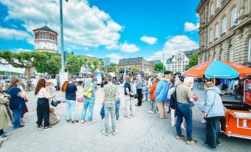 Menschenmenge bei Rad-Aktionstag am Burgplatz