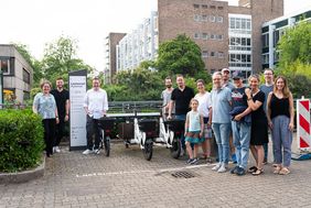 Gruppenbild an der Leihstation für Lastenräder