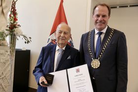 Dan Georg Bronner (l.) und Oberbürgermeister Dr. Stephan Keller. Foto: Landeshauptstadt Düsseldorf/Ingo Lammert