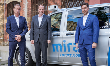 Klaus Kappen, Geschäftsführer der MIRA GmbH, Dr. Stephan Keller, Oberbürgermeister der Landeshauptstadt Düsseldorf, Daniel Leimbach, Head of Customer Unit Western Europe, Ericsson | © Mira GmbH