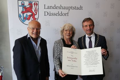 (Von links) Laudator Volker Schlöndorff, Helmut-Käutner-Preisträgerin Margarete von Trotta und Oberbürgermeister Thomas Geisel bei der Verleihung 2017, Foto: David Young.