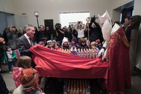 Spannung pur: Oberbürgermeister Thomas Geisel enthüllte gemeinsam mit dem Nikolaus die Schokoladennikoläuse für die Kinder.