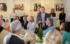 Oberbürgermeister Thomas Geisel bedankte sich für das ehrenamtliche Engagement und würdigte die Arbeit. Foto: Uwe Schaffmeister