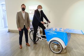 Mobilitätsdezernent Jochen Kral und Amtsleiter Florian Reeh bei der Eröffnung der Radverkehrsausstellung im Rathaus © Landeshauptstadt Düsseldorf/Michael Gstettenbauer 