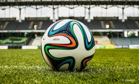 Fußball auf Stadionrasen