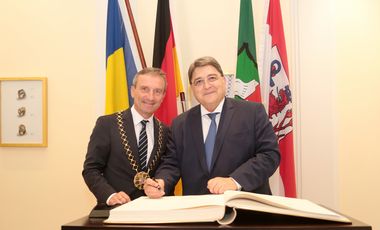 Oberbürgermeister Thomas Geisel mit dem Botschafter von Rumänien in der Bundesrepublik Deutschland, Emil Hurezeanu, im Rathaus - Foto: Ingo Lammert.