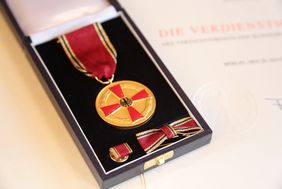 Die Verdienstmedaille des Verdienstordens der BRD für Monika Straub. Foto: Ingo Lammert