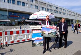 Oberbürgermeister Dr. Stephan Keller und Mobilitätsdezernent Jochen Kral vor den Düsseldorfer Arcarden