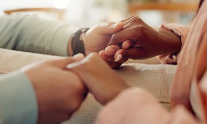 Nahaufnahme von Händen, die sich festhalten © iStock/Jacob Wackerhausen