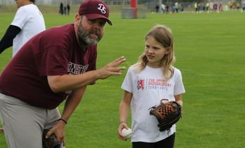 Trainer und Mädchen beim Softball