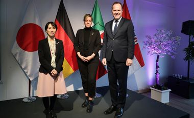 Oberbürgermeister Dr. Stephan Keller, Mona Neubaur, NRW-Ministerin für Wirtschaft, Industrie, Klimaschutz und Energie, sowie die japanische Generalkonsulin Setsuko Kawahara begrüßten die Gäste beim Empfang, © Landeshauptstadt Düsseldorf/ David Young