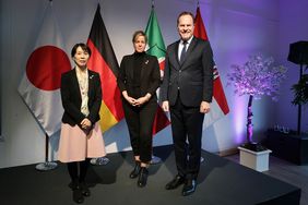 Oberbürgermeister Dr. Stephan Keller, Mona Neubaur, NRW-Ministerin für Wirtschaft, Industrie, Klimaschutz und Energie, sowie die japanische Generalkonsulin Setsuko Kawahara begrüßten die Gäste beim Empfang, © Landeshauptstadt Düsseldorf/ David Young