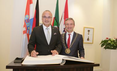 Dr. Gordan Grlic Radman, Botschafter der Republik Kroatien, wurde von Oberbürgermeister Thomas Geisel im Rathaus empfangen und hat sich ins Goldene Buch der Stadt eingeladen. Foto: Ingo Lammert