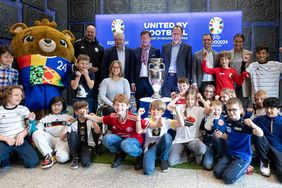 Große Begeisterung bei der Präsentation der EURO-Trophy im Düsseldorfer Rathaus. Foto: Kenny Beele