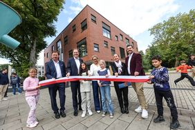 OB Dr. Keller (3.v.l.), Stadtdirektor Hintzsche (2.v.l.), Ulrike Freytag (l.), St.-Cäcilia-Schule, Ulrike Schumacher (r.), Grundschule Schloss Benrath, Thomas Schwindowski, Amt für Schule und Bildung, mit Kindern der Grundschulen. Fotos: Zanin