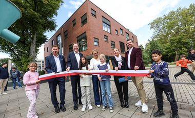 OB Dr. Keller (3.v.l.), Stadtdirektor Hintzsche (2.v.l.), Ulrike Freytag (l.), St.-Cäcilia-Schule, Ulrike Schumacher (r.), Grundschule Schloss Benrath, Thomas Schwindowski, Amt für Schule und Bildung, mit Kindern der Grundschulen. Fotos: Zanin