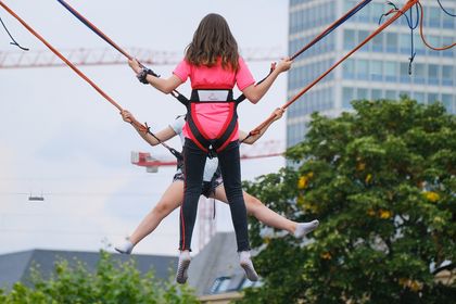Mädchen, das in einem Seil hängt, Foto: Sportamt Landeshauptstadt Düsseldorf