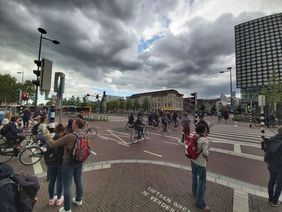 Foto von einer Kreuzung über den ein Radweg führt der von sehr vielen Radfahrenden genutzt wird