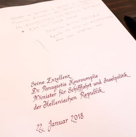 Eintrag des Ministers für Schifffahrt und Inselpolitik der Hellenischen Republik, Panagiotis Kouroumplis, im Goldenen Buch der Stadt. Foto: Zanin 