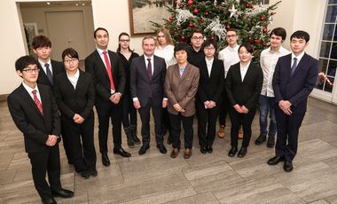 Die Delegationen der Technischen Fachhochschule Kisarazu aus Chiba und des Düsseldorfer Heinrich-Hertz-Berufskollegs mit Oberbürgermeister Thomas Geisel (Mitte) im Rathaus