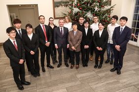 Die Delegationen der Technischen Fachhochschule Kisarazu aus Chiba und des Düsseldorfer Heinrich-Hertz-Berufskollegs mit Oberbürgermeister Thomas Geisel (Mitte) im Rathaus