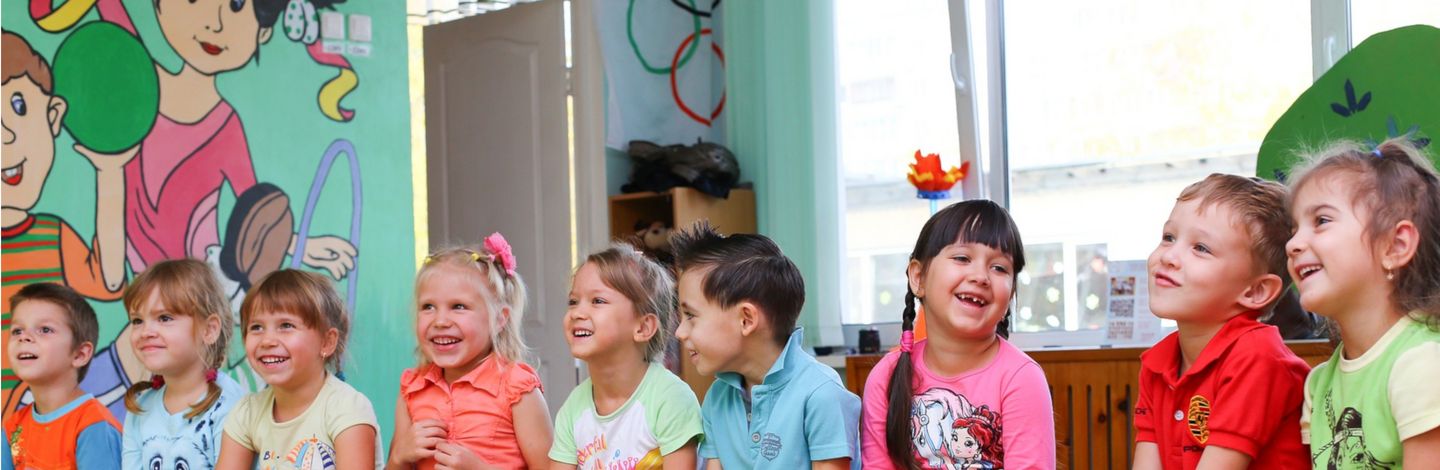 Kindergartenkinder warten auf Vorstellung