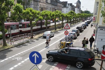 Positive Rückmeldungen zur Testphase auf der Luegallee: Vor dem Testlauf gaben 35 Prozent der Befragten an, sich als Verkehrsteilnehmer auf der Luegallee eher bis sehr sicher zu fühlen. Zuletzt waren es 85 Prozent. Archivfoto: David Young 