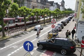 Foto von neuem Radfahrstreifen und Tempo 30 auf der Luegallee.