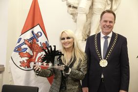 Oberbürgermeister Dr. Stephan Keller überreichter der "Queen of Metal" Doro Pesch einen Radschlägerpokal als Ehrung zu ihrem 40. Bühnenjubiläum. Foto: Lammert 