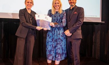 Theresa Winkels und Stephanie Kranen (Wirtschaftsförderung) nahmen die Urkunde entgegen. © Landeshauptstadt Düsseldorf