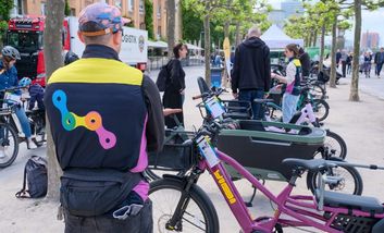 Bild  von einem Mitarbeiter der Cargobike Roadshow vor verschiedenen Lastenradmodellen