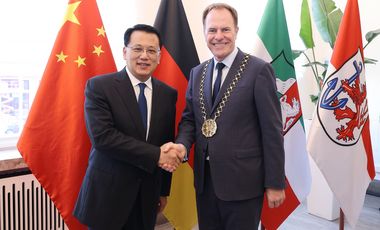Parteisekretär Dr. Yuan Jiajun mit Oberbürgermeister Dr. Stephan Keller beim Besuch im Düsseldorfer Rathaus am Freitag, 20. Juni 2025 ©Landeshauptstadt Düsseldorf / David Young