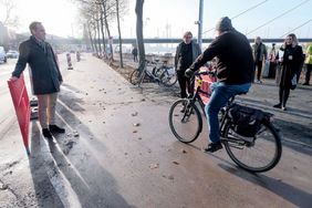 Foto von Oberbürgermeister Dr. Stephan Keller und Jochen Kral, Mobilitätsdezernent bei der Eröffnung des neuen Radweges am Joseph-Beuys-Ufer.