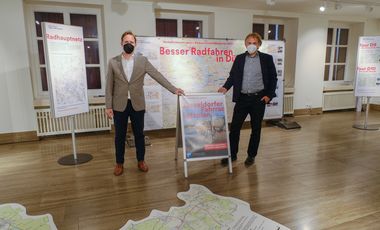 Mobilitätsdezernent Jochen Kral und Amtsleiter Florian Reeh bei der Eröffnung der Radverkehrsausstellung im Rathaus © Landeshauptstadt Düsseldorf/Michael Gstettenbauer 