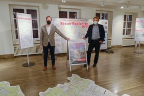 Mobilitätsdezernent Jochen Kral und Amtsleiter Florian Reeh bei der Eröffnung der Radverkehrsausstellung im Rathaus © Landeshauptstadt Düsseldorf/Michael Gstettenbauer 