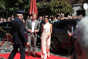 Der Duke und die Duchess sind zu Besuch in der Landeshauptstadt. Grund dafür sind die Invictus Games Düsseldorf 2023, dessen Schirmherr Harry, Duke of Sussex, ist und die von heute an in genau einem Jahr in Düsseldorf stattfinden werden.