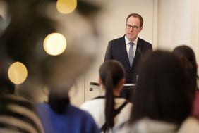 Oberbürgermeister Dr. Stephan Keller begrüßte die Schülerinnen und Schüler im Jan-Wellem-Saal des Rathauses. Foto: David Young