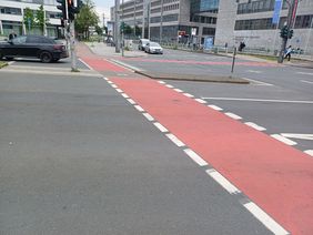 Rot eingefärbte Radfurten am Oberbilker Markt sorgen künftig für mehr Sicherheit bei den Radfahrenden. © Landeshauptstadt Düsseldorf, Amt für Verkehrsmanagement 