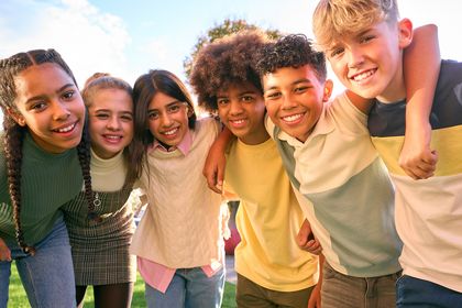 Sechs fröhliche Kinder und Jugendliche, Foto: iStock, monkeybuisinessimages