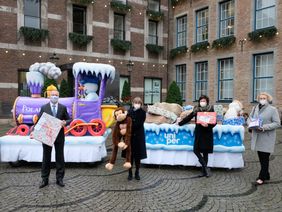 (v.l.) Andreas Schierenbeck, Klaudia Zepuntke, Claudia Seidensticker und Marion Warden vor dem mit Geschenken beladenen Polarexpress