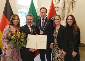 Familienfoto mit OB bei der Verleihung des Bundesverdienstkreuzes (v.l.): Ehefrau Susanne Aengevelt, Dr. Wulff Aengevelt, Oberbürgermeister Dr. Stephan Keller und die Töchter Alicia und Luisa Aengevelt.