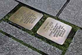 Die Stolpersteine von Liebe und David Arom an der Wallstraße 3, alle Fotos: Ingo Lammert.