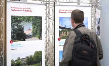 Ab sofort kann die Ausstellung "Klimaanpassung am Fluss" im Foyer der Stadtsparkasse Düsseldorf an der Berliner Allee 33 besichtigt werden. ©Landeshauptstadt Düsseldorf/Claus Langer