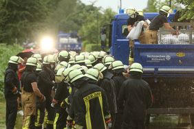 Feuerwehrleute setzten einen Wall aus Sandsäcken