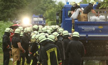 Feuerwehrleute setzten einen Wall aus Sandsäcken