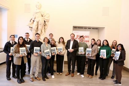 14 Absolventinnen und Absolventen des EU-Zubi-Programms wurden von OB Dr. Stephan Keller im Jan-Wellem-Saal des Düsseldorfer Rathauses empfangen und erhielten ihre Teilnahmezertifikate sowie das Kochbuch "So schmeckt Europa". ©Landeshauptstadt Düsseldorf/Ingo Lammert 