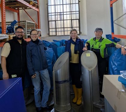 Die Düsseldorfer Trinkbrunnen sind im Winter im Wasserwerk Düsseldorf-Flehe eingelagert, dort werden sie für die anstehende Sommersaison vorbereitet. Abgebildete Personen (v.l.n.r.): Serhat Dönmez (SWD), Elke Cardeneo (LHD), Sarah Bullwinkel (LHD), Dietmar Dilly (SWD). Copyright: Landeshauptstadt Düsseldorf