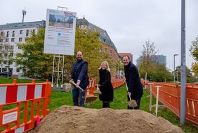 Foto von Oberbürgermeister Dr. Stephan Keller, Katharina Metzker, Leiterin des Amtes für Verkehrsmanagement, und Michael Köhler, Geschäftsführer IPM Düsseldorf GmbH (v.r.) beim sympolischen Spatenstich