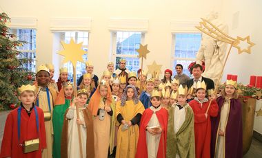 Stadtdirektor Burkhard Hintzsche empfängt die Sternsinger im Jan-Wellem-Saal des Rathauses. Foto: Ingo Lammert